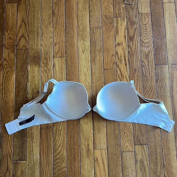 Victoria’s Secret push up 36DD - Picture 2 of 4